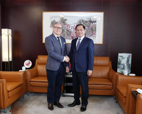 Lao and Vietnamese Foreign Ministers Discuss Enhancing Cooperation